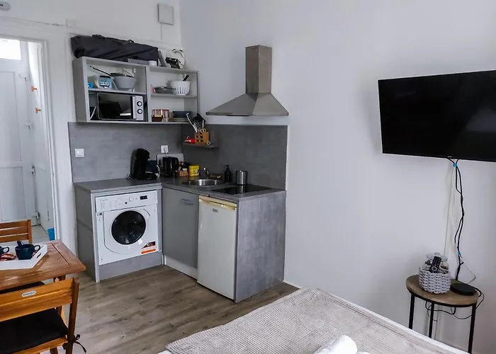 Le Namaste - Petit Dejeuner, Netflix, Jacuzzi